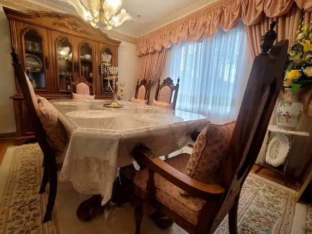 Vintage Solid Wood Dining Room Set with Matching China Cabinet in Dining Tables & Sets in City of Toronto - Image 4