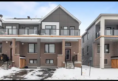 Beautiful rooms are available for rent in a newer end-unit townhouse located in Barrhaven, in the de...