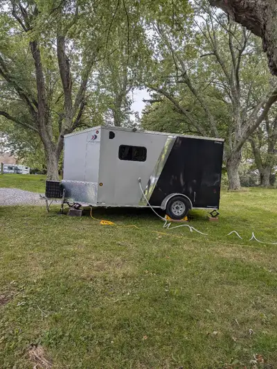 Découvrez cette remorque 7x14 transformée en une oasis de camping confortable, parfaite pour vos ave...