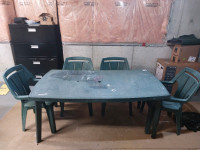 Plastic garden table with 5/6 chairs