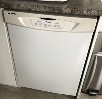 Amana dishwasher white - Model: DB1500AWW2 - Bon état / very clean - Pas bcp utilisé / Not used much...