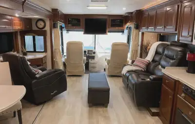 Pusher Diesel abordable Motorisé classe A Mondalay 2005 Avec moteur Cummins de 400HP Chassis Freight...