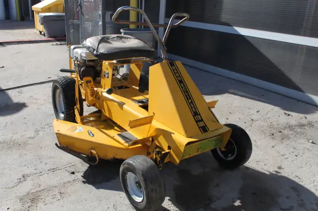 Vintage Riding Lawnmower in Lawnmowers & Leaf Blowers in Kitchener / Waterloo - Image 3