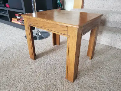 Small oak side table, 21"x18"x18"h