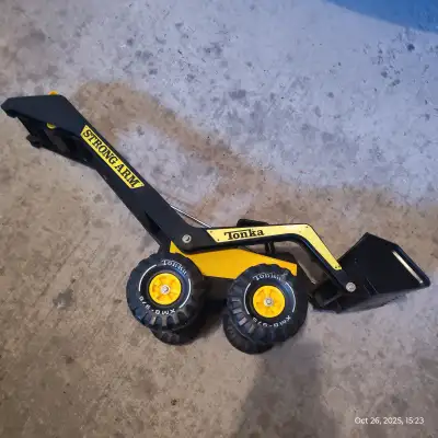 This vintage 1978 Tonka Strong Arm front loader toy is ready for a new home. Good condition and full...