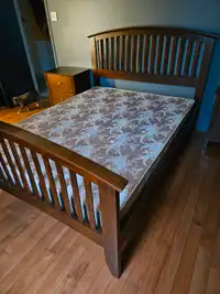 Base de lit Queen en bois avec sommier