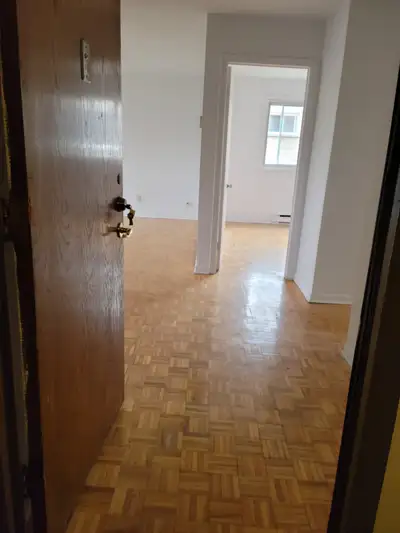 Grand 51/2, très bien situé, près de l'autoroute 13. 3 grande chambre, grand salon, grande salle de...