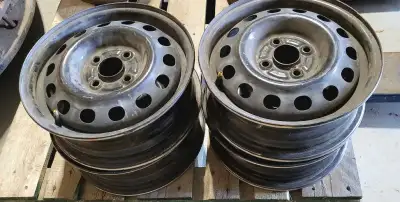 4x jantes rim noir, 4 trous, en bonne condition. Voir mes autres annonces.