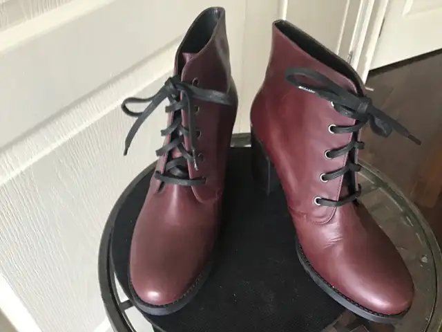 Burgundy Leather Ankle Boots in Women's - Shoes in Markham / York Region - Image 3