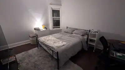 Room available for rent from January 1st located in the Parkdale/Ronscavelles area on Lansdowne Ave....