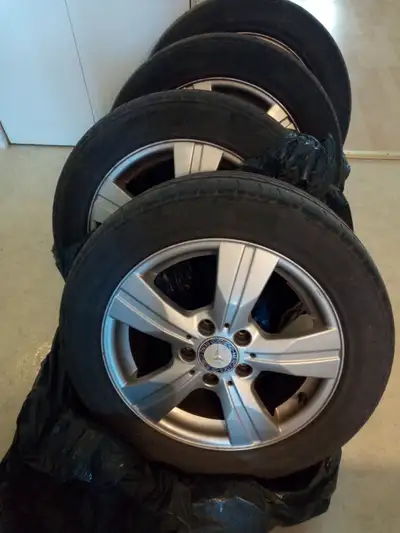 4 Mag 16 pouces d'origine Mercedes B200, avec 4 pneus d'été en bon état. 205/55R16 Pneus Zeta ZTR10...