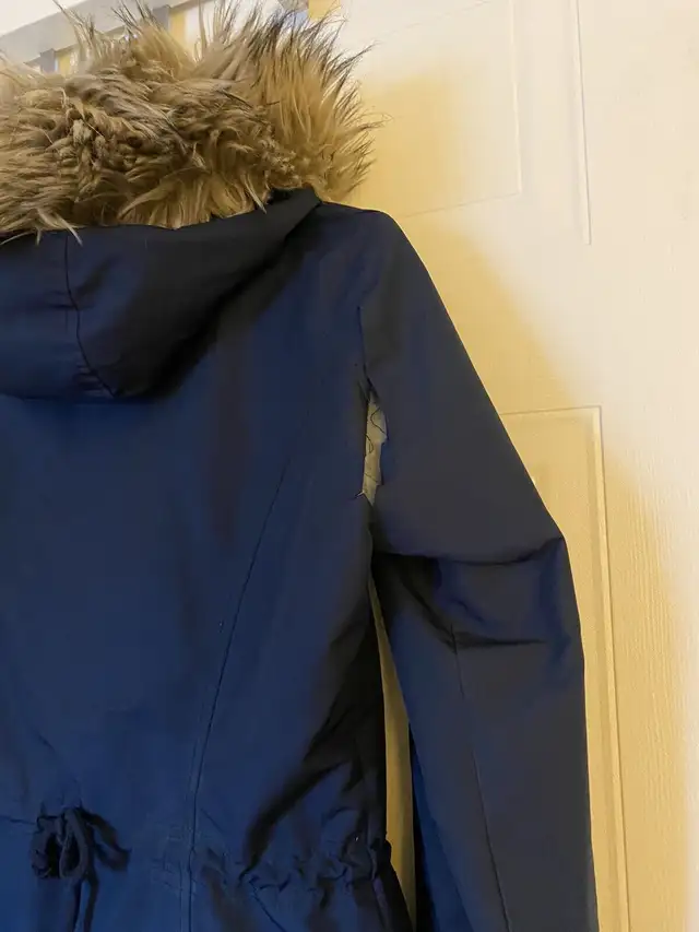 MANTEAU PARKA HOLLISTER CALIFORNIA POUR FILLE in Kids & Youth in City of Montréal - Image 6
