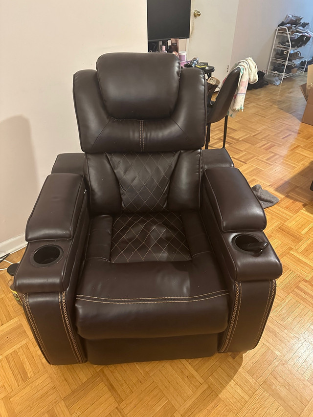 Premium leather recliner chair in Chairs & Recliners in City of Toronto - Image 2