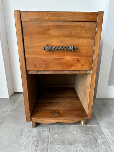 Table de chevet en bois massif Vintage, View more