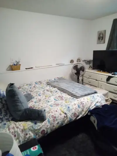 Room for rbrent great location on the bus route walking distance to town shared kitchen and bathroom...