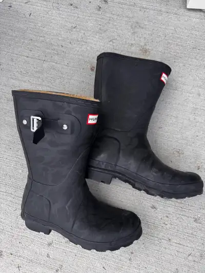 These are used Hunter Boots, perfect for braving the elements. They are a size US 6. Soles show wear...