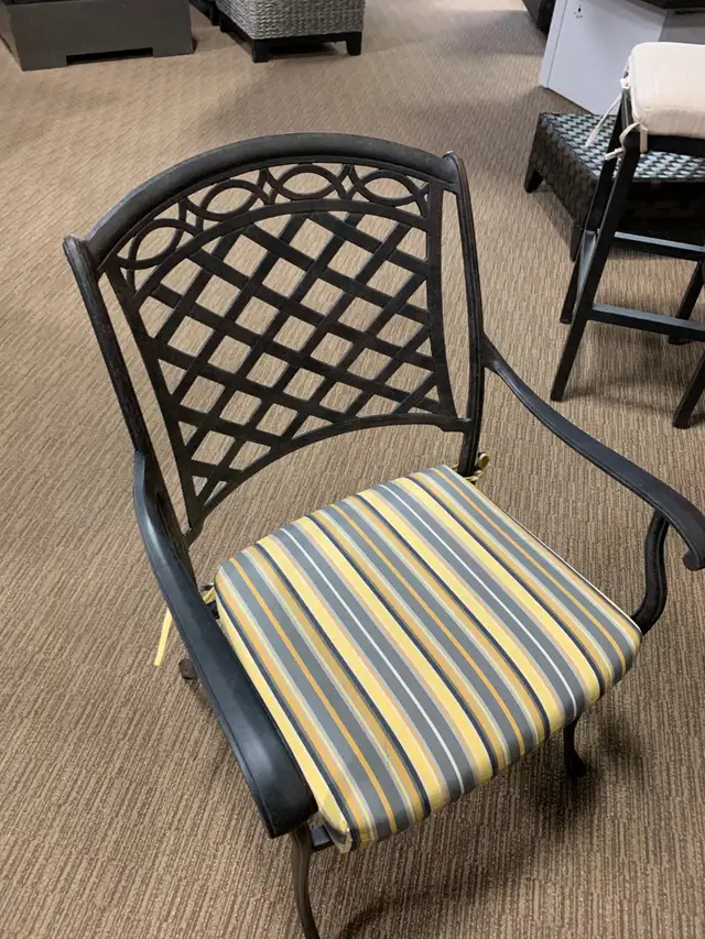 OUTDOOR LARGE OVAL PATIO TABLE & 6 CHAIRS in Patio & Garden Furniture in Oakville / Halton Region - Image 5