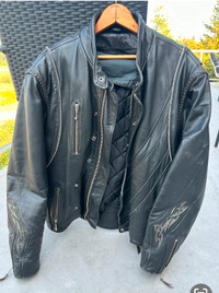 WOMAN’S LEATHER MOTORCYCLE JACKET IN EXCELLENT CONDITION