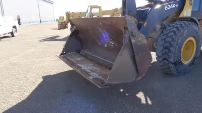 Selling a used JRB, 3 yard, 103", Multi-purpose, 4in 1,bucket with a 412 JRB adapter. It has dual cy...