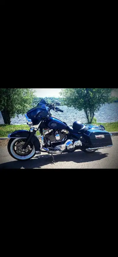 Je vends mon Harley C'est un 2001 , fonctionne super bien , je ne le roule juste pas . - Freins neuf...