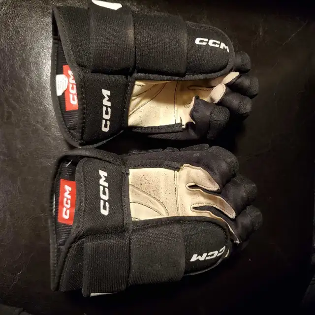 New 10" Kids CCM Hockey Gloves  in Hockey in Barrie - Image 4