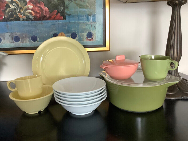 Various Melamine and Pyrex for sale  