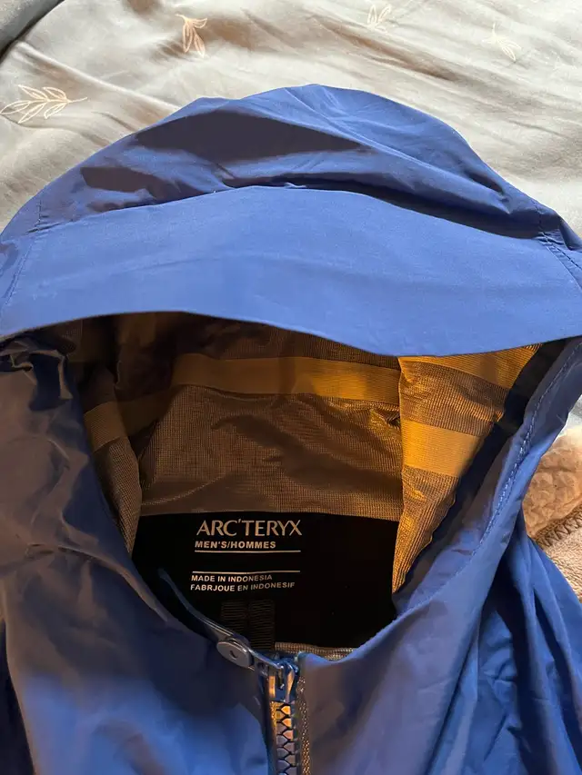 Arcteryx alpha sv blue jacket in Men's in City of Toronto - Image 4