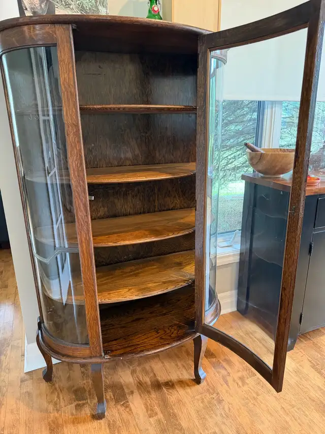 antique China cabinet/curio in Hutches & Display Cabinets in Muskoka - Image 2