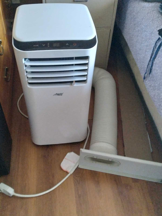 Arctic King Rolling AC unit in Heaters, Humidifiers & Dehumidifiers in Brockville