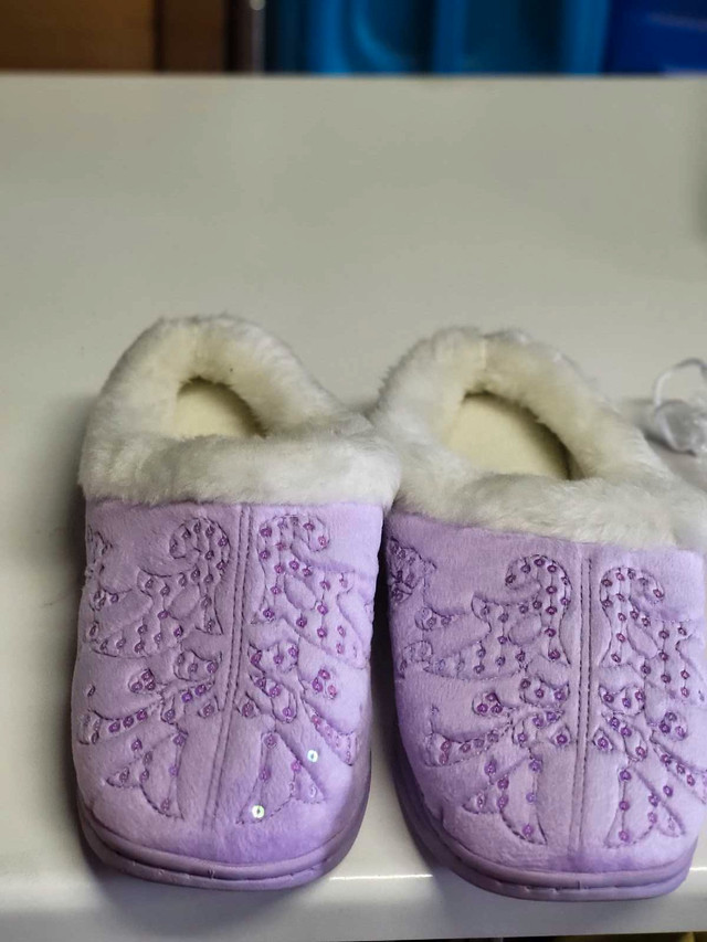 Slippers in Women's - Shoes in Lethbridge - Image 2