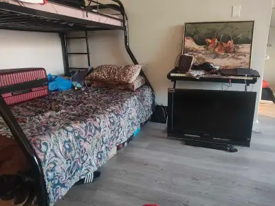 Immediate Move-In: Shared Dorm Bed @ Yonge & Eglinton (Steps to Subway) 3 Minute walk from Eglinton...