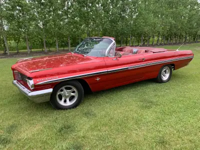 Feast your eyes on this stunning, used 1962 Pontiac Parisienne Convertible, boasting a powerful 290...