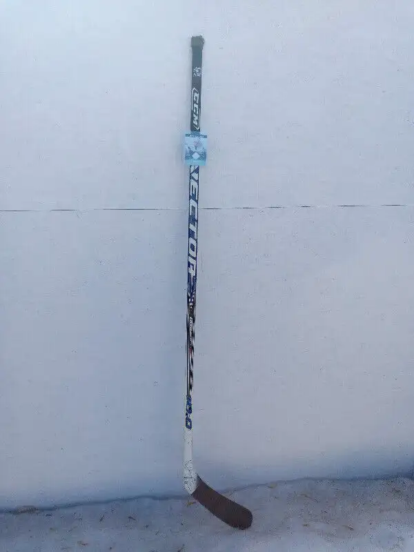 Alexander Steen Signed Rookie Hockey Stick & Card in Arts & Collectibles in Winnipeg - Image 4