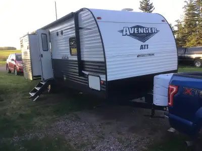 Here we have a 2020 ATI AVENGER pull type travel trailer. 26 ft., easy to tow. Couples unit but can...
