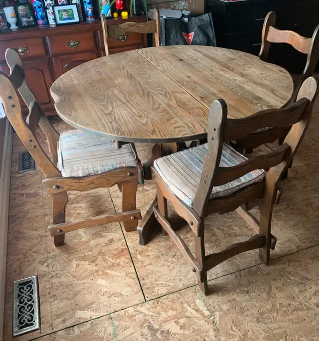 Oak Dining Table with 6 Chairs and extender  in Dining Tables & Sets in Moncton - Image 3