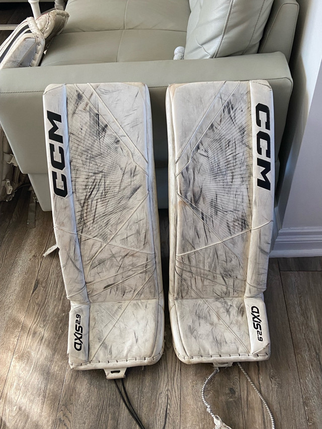 Ccm axis 2.9 goalie pads  in Hockey in St. Catharines