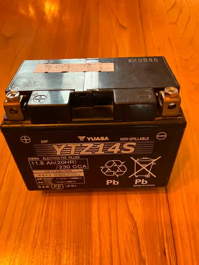 Batterie de moto 12V 2020, AGM, Made in Japan. Vaut 220-260 neuf. Elle n'est pas neuve, mais serait...