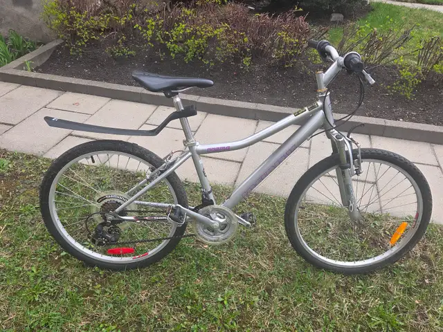 Vélo ado 24 pouces 21 vitesses 120 $ in Kids in City of Montréal - Image 2