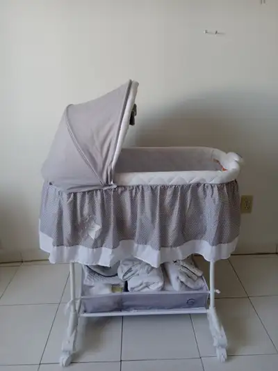 À vendre en lot: - Petit lit (naissance à environ 6 mois ou 20 lbs, Bily) avec matelas et 3 draps ho...