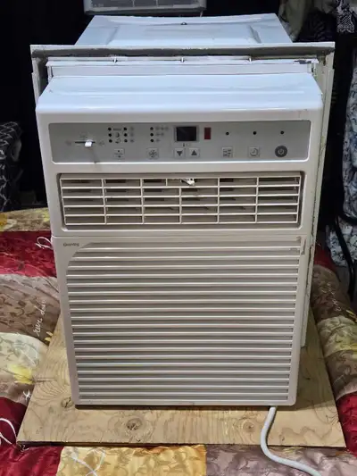 Climatiseur de 10 000 BTU pour des fenêtres étroites style à manivelles. Il est reconnu pour donner...