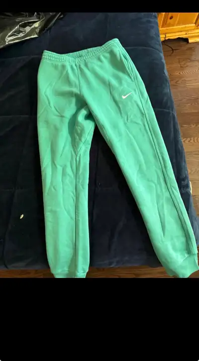 Wore once or twice, in very good condition, size M