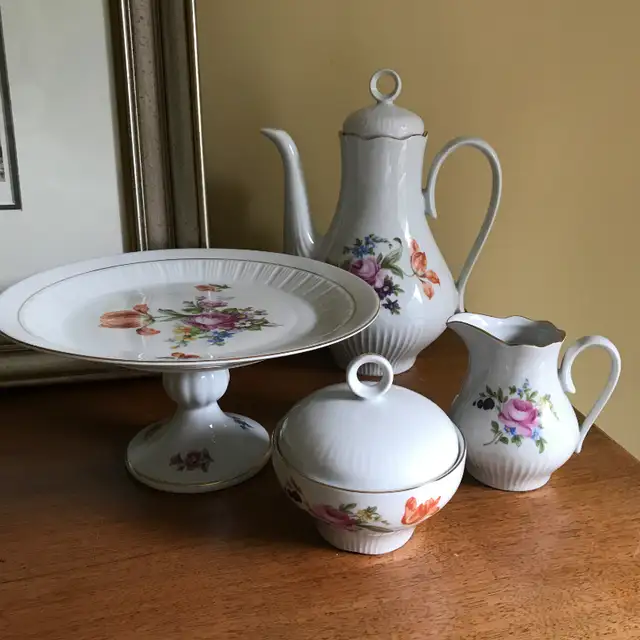 JL Menau Tea Coffee Set and Cake Stand GDR in Kitchen & Dining Wares in Ottawa - Image 2