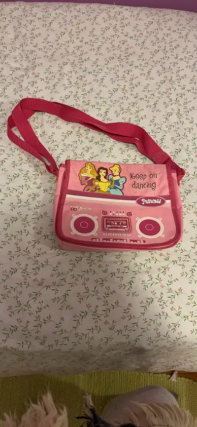Découvrez ce sac à bandoulière Princesse, parfait pour les petites fans des princesses Disney. Ce sa...