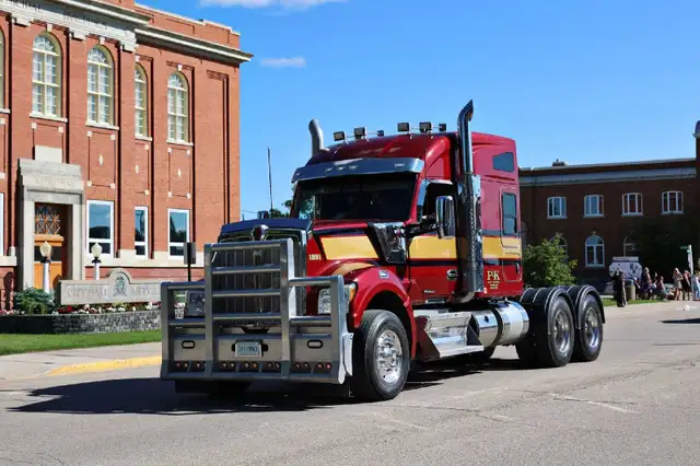 Kenworth W990 in Heavy Trucks in Regina - Image 5