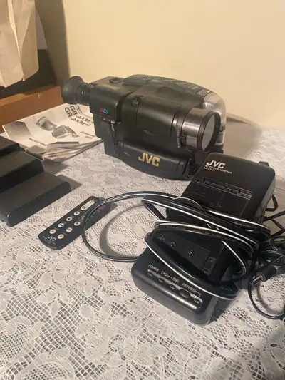 JVC GR-AXM20U Compact VHS Camcorder &  Charger/Batteries (Works!, View more