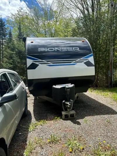 Maximum Sleeping Capacity 10 Number Of Slideouts 1 Length (ft-in / m) 32' 6.3' / 9.9 Interior Height...