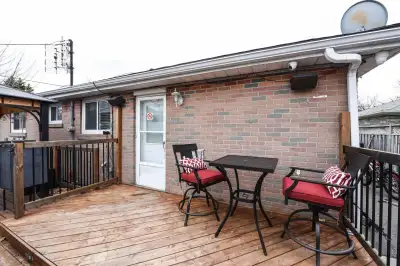 **AVAILABLE IMMEDIATELY!** **IF AD IS UP, IT'S AVAILABLE! 2 1/2 BEDROOM WITH 1.5 WASHROOM - Newly Re...