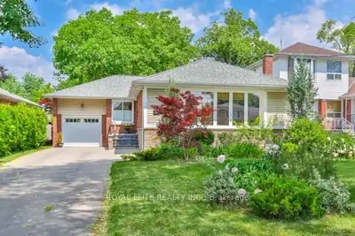 Detached Bungalow in Prime location in Willowdale, 3 + 2 bedrooms, 1+1 Bathrooms, Finished basement...