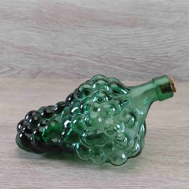 VINTAGE 1970s pair Glass Grape Clusters Decanters GREEN & CLEAR in Arts & Collectibles in City of Toronto - Image 4