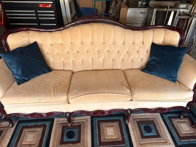 Lovely antique couch….asking $1500 obo in Couches & Futons in Dartmouth - Image 4